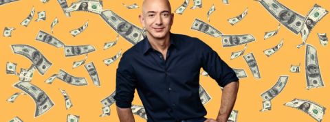 Le Top 100 des plus grosses entreprises du monde Jeff Bezos avec des billets de banque derrière lui