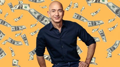 Jeff Bezos avec des billets de banque derrière lui