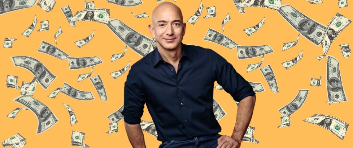 Le Top 100 des plus grosses entreprises du monde Jeff Bezos avec des billets de banque derrière lui