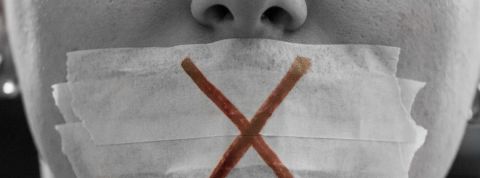 Zoom censure des manifestations virtuelles Un homme avec du scotch sur la bouche