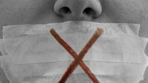 Un homme avec du scotch sur la bouche