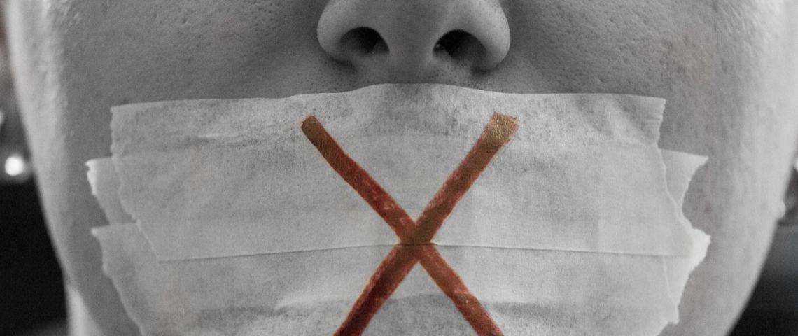 Zoom censure des manifestations virtuelles Un homme avec du scotch sur la bouche