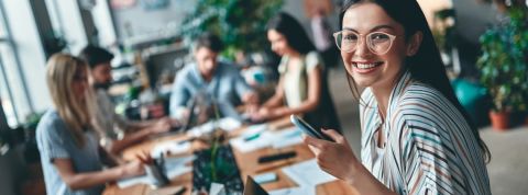 Les entreprises recrutent des Chief Freelance Officers Un groupe de freelances autour d'une table