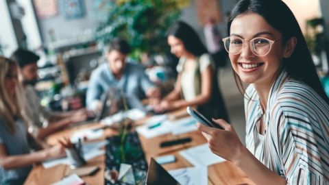 Un groupe de freelances autour d'une table