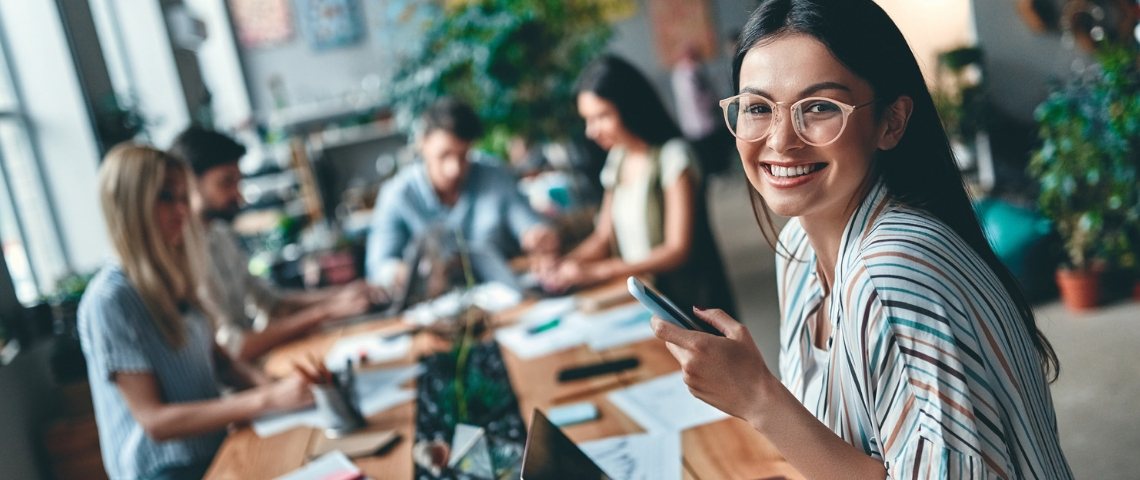 Les entreprises recrutent des Chief Freelance Officers Un groupe de freelances autour d'une table