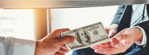 Cette start-up vous propose de payer un salarié de la Silicon Valley pour être pistonné Main donnant un billet à une autre sous une table