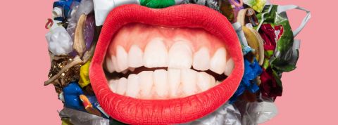 Quelles sont les pires entreprises en matière de plastique ? Une bouche sur un fond de déchets plastique