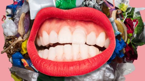 Une bouche sur un fond de déchets plastique