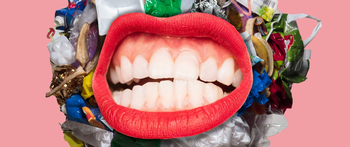 Quelles sont les pires entreprises en matière de plastique ? Une bouche sur un fond de déchets plastique