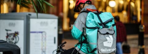 Les plateformes de livraison ne séduisent pas les restaurateurs Un livreur Deliveroo de dos