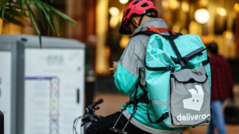 Un livreur Deliveroo de dos