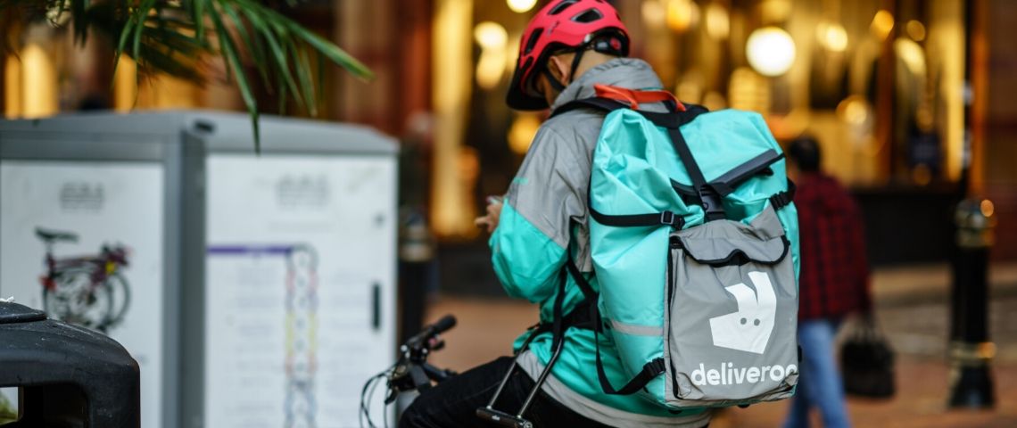Les plateformes de livraison ne séduisent pas les restaurateurs Un livreur Deliveroo de dos