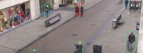 Les solutions de tech pour respecter la distanciation physique Image d'une caméra de surveillance dans une rue