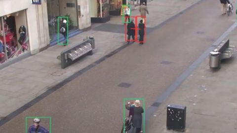 Les solutions de tech pour respecter la distanciation physique Image d'une caméra de surveillance dans une rue