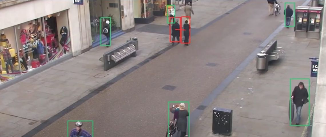 Les solutions de tech pour respecter la distanciation physique Image d'une caméra de surveillance dans une rue