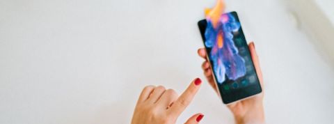 La tendance du doomscrolling Un smartphone en feu
