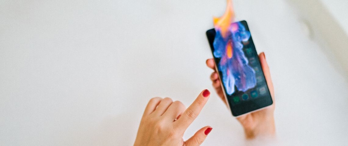 La tendance du doomscrolling Un smartphone en feu
