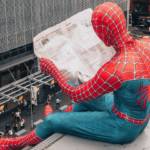 Spider man qui lit le journal