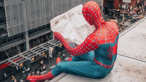 Comment lutter contre la désinformation et la propagation des fake news Spider man qui lit le journal