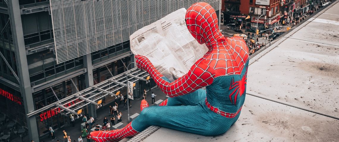 Comment lutter contre la désinformation et la propagation des fake news Spider man qui lit le journal