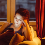Femme dans un canapé avec un smartphone