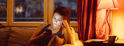 Depuis la crise, les chatbots sont nos nouveaux psys Femme dans un canapé avec un smartphone