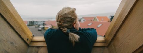 Témoignages : les collapsologues racontent leur confinement Une femme qui regarde par la fenêtre