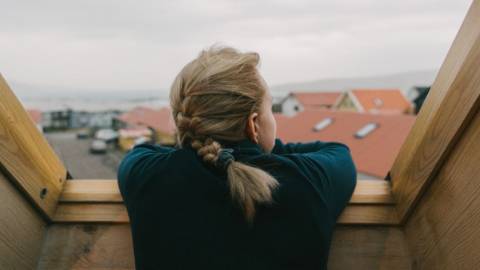 Une femme qui regarde par la fenêtre