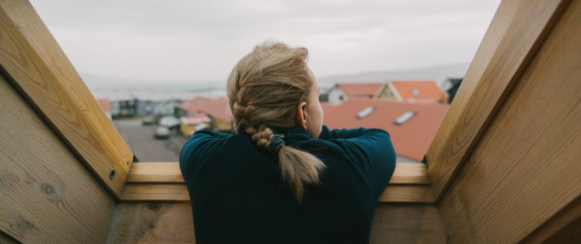Témoignages : les collapsologues racontent leur confinement Une femme qui regarde par la fenêtre
