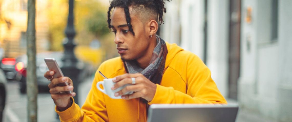 Comment les entreprises doivent-elles repenser leur ancrage dans le monde numérique Un freelance à une terrasse de café