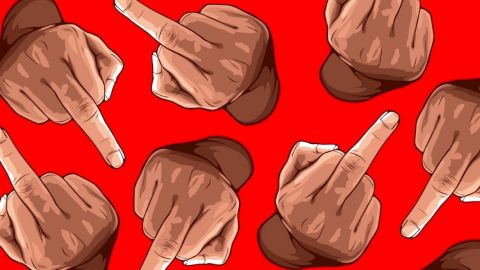 Des mains en train de faire des doigts d'honneur