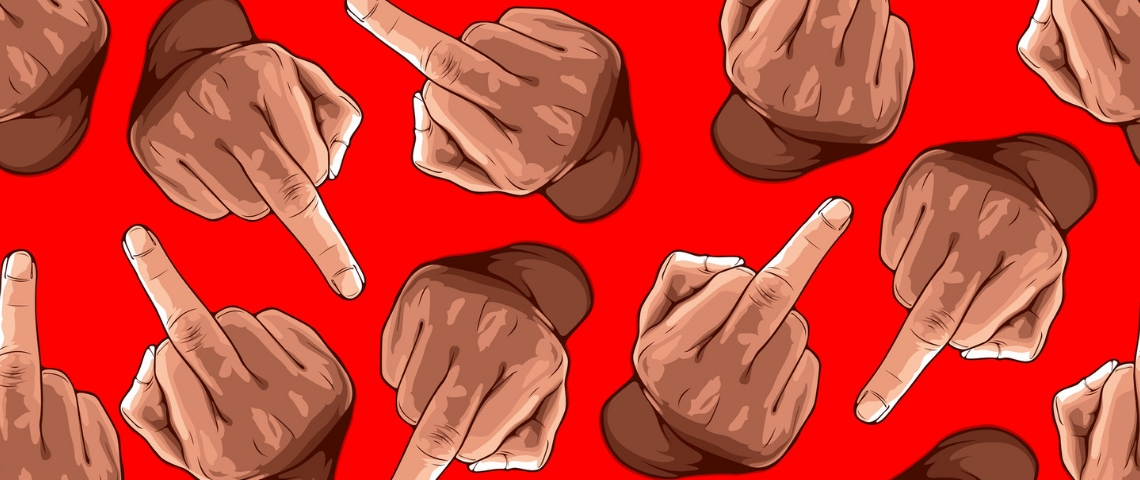 Comment se parle-t-on sur les réseaux ? Des mains en train de faire des doigts d'honneur