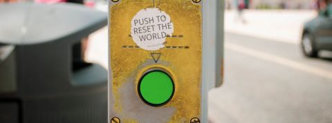 Le Forum Économique Mondial propose un nouveau rendez-vous Un bouton dans la rue pour remettre le monde à zéro