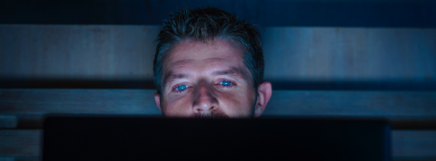 Regarder un porno, payer ses impôts... une identité numérique pour tout faire, est-ce bien raisonnable ? Homme devant un ordinateur de nuit