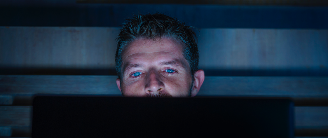 Regarder un porno, payer ses impôts... une identité numérique pour tout faire, est-ce bien raisonnable ? Homme devant un ordinateur de nuit
