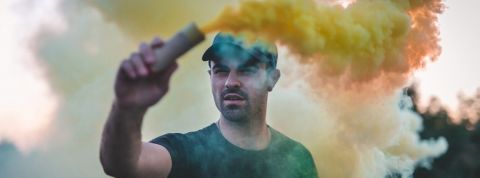 Jen Schradie : si Internet est une révolution, c’est une « révolution conservatrice » un homme blanc manifestant avec un fumigène