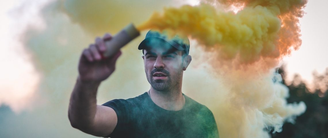 Jen Schradie : si Internet est une révolution, c’est une « révolution conservatrice » un homme blanc manifestant avec un fumigène