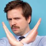 Un homme fait signe de refus