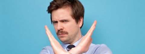 Conséquence du télétravail : dire non à ses collègues de manière automatisée Un homme fait signe de refus