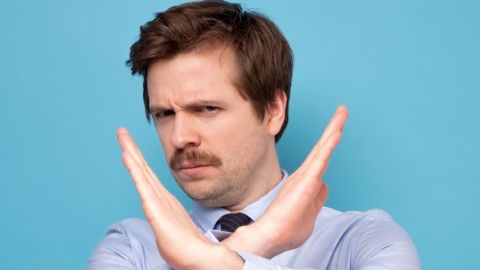 Un homme fait signe de refus