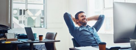 Qu'est-ce que le no code, la nouvelle lubie de la tech ? Homme devant son ordinateur