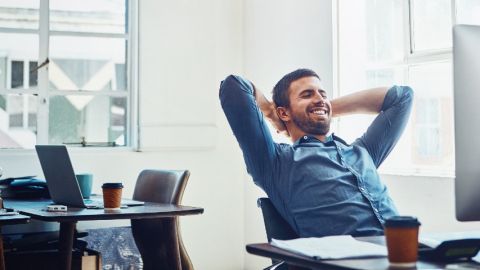 Homme devant son ordinateur