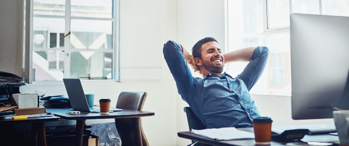 Qu'est-ce que le no code, la nouvelle lubie de la tech ? Homme devant son ordinateur