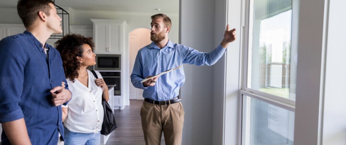 Comment lancer une nouvelle marque dédiée à l’investissement locatif ? Le cas Capelli des gens qui visitent un appart