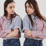 Deux jumelles identiques qui se regardent