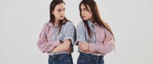 Deux jumelles identiques qui se regardent