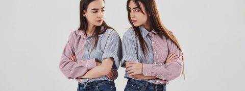 C'est quoi Zynn, l'appli qui veut détrôner TikTok ? Deux jumelles identiques qui se regardent