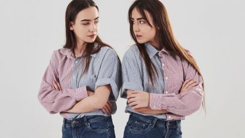 Deux jumelles identiques qui se regardent