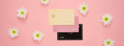 Karat, la CB des influenceurs Les cartes de crédit Karat sur un fond rose