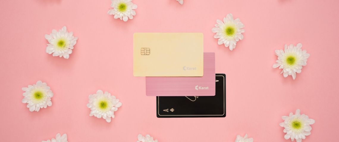 Karat, la CB des influenceurs Les cartes de crédit Karat sur un fond rose